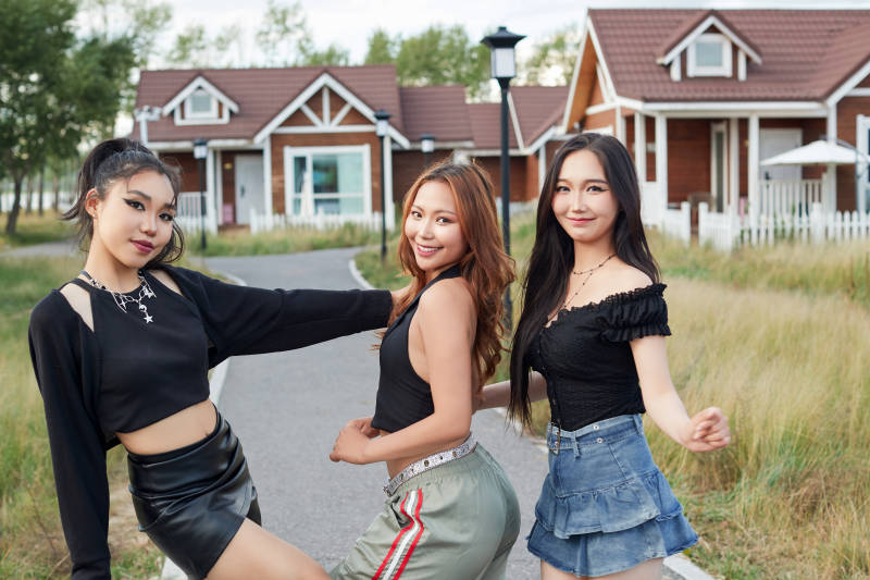 在旅游景区民宿外游玩拍照的蒙古族姑娘们