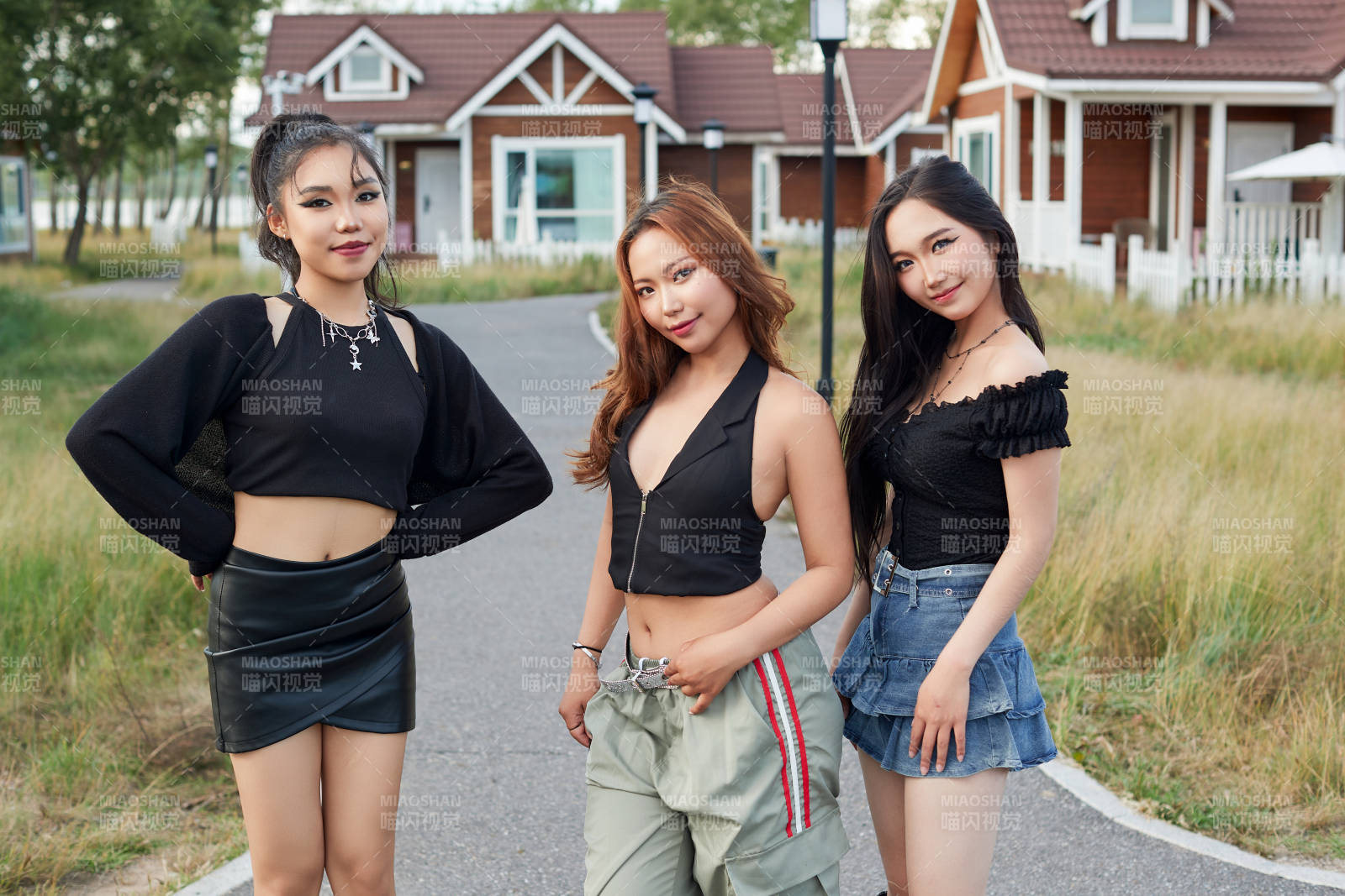 在旅游景区民宿外游玩拍照的蒙古族姑娘们