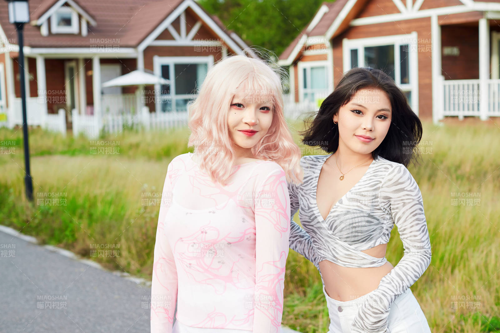 在戶外游玩拍照親密無間的閨蜜