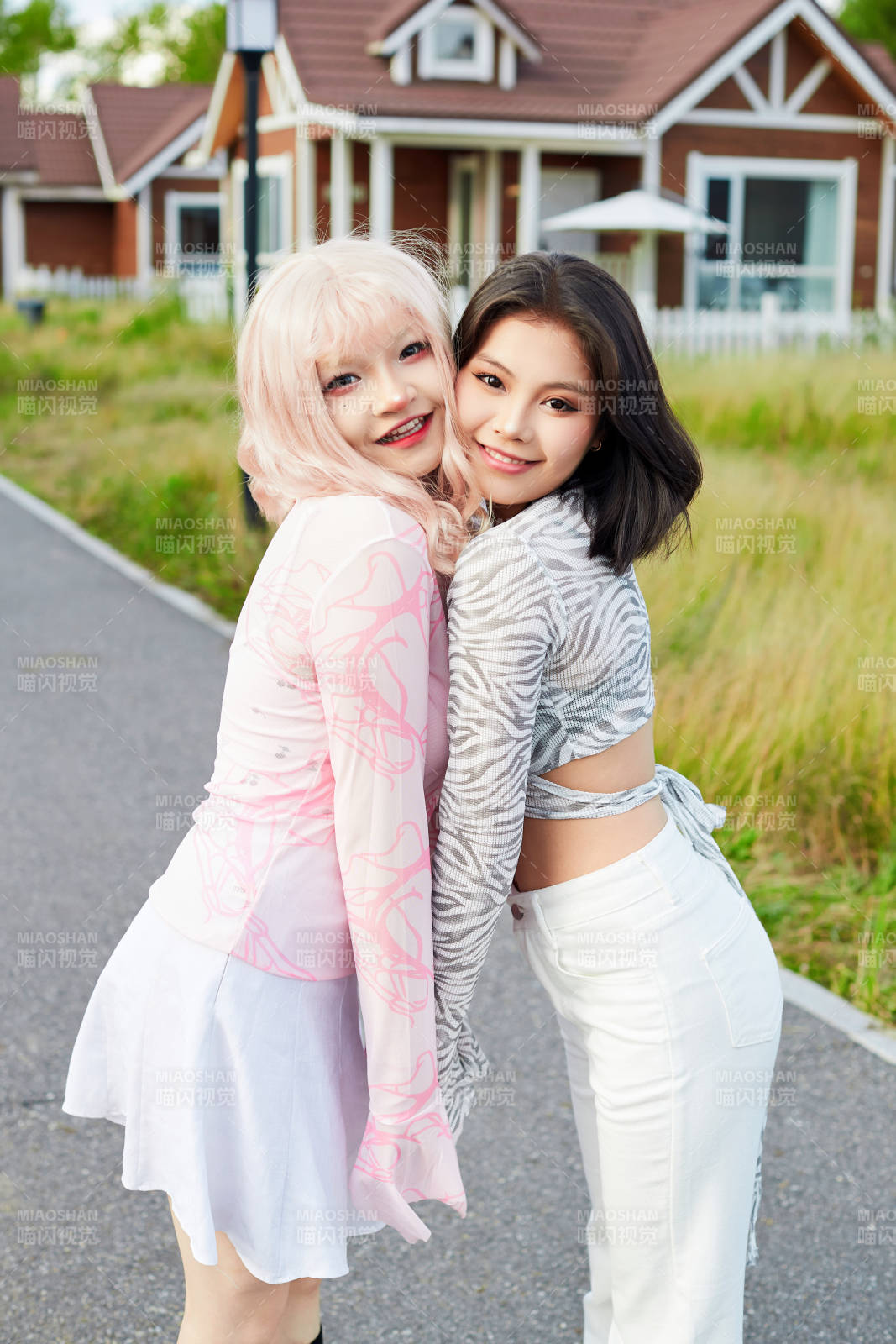 在户外游玩拍照亲密无间的闺蜜