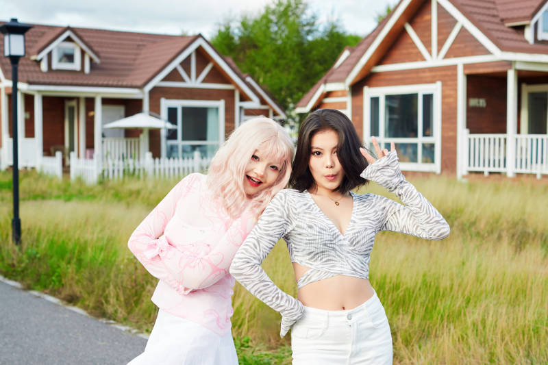 在户外游玩拍照亲密无间的闺蜜