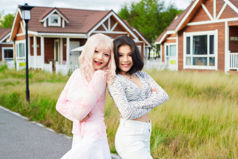 在户外游玩拍照亲密无间的闺蜜