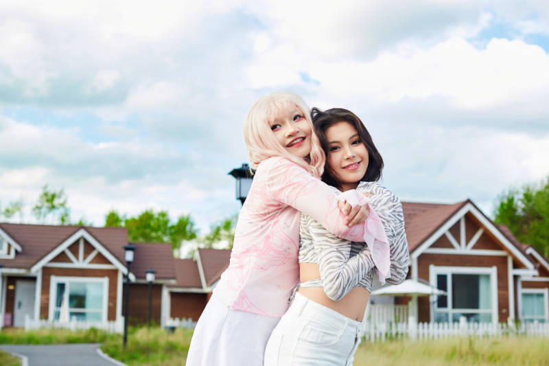 在户外游玩拍照亲密无间的闺蜜