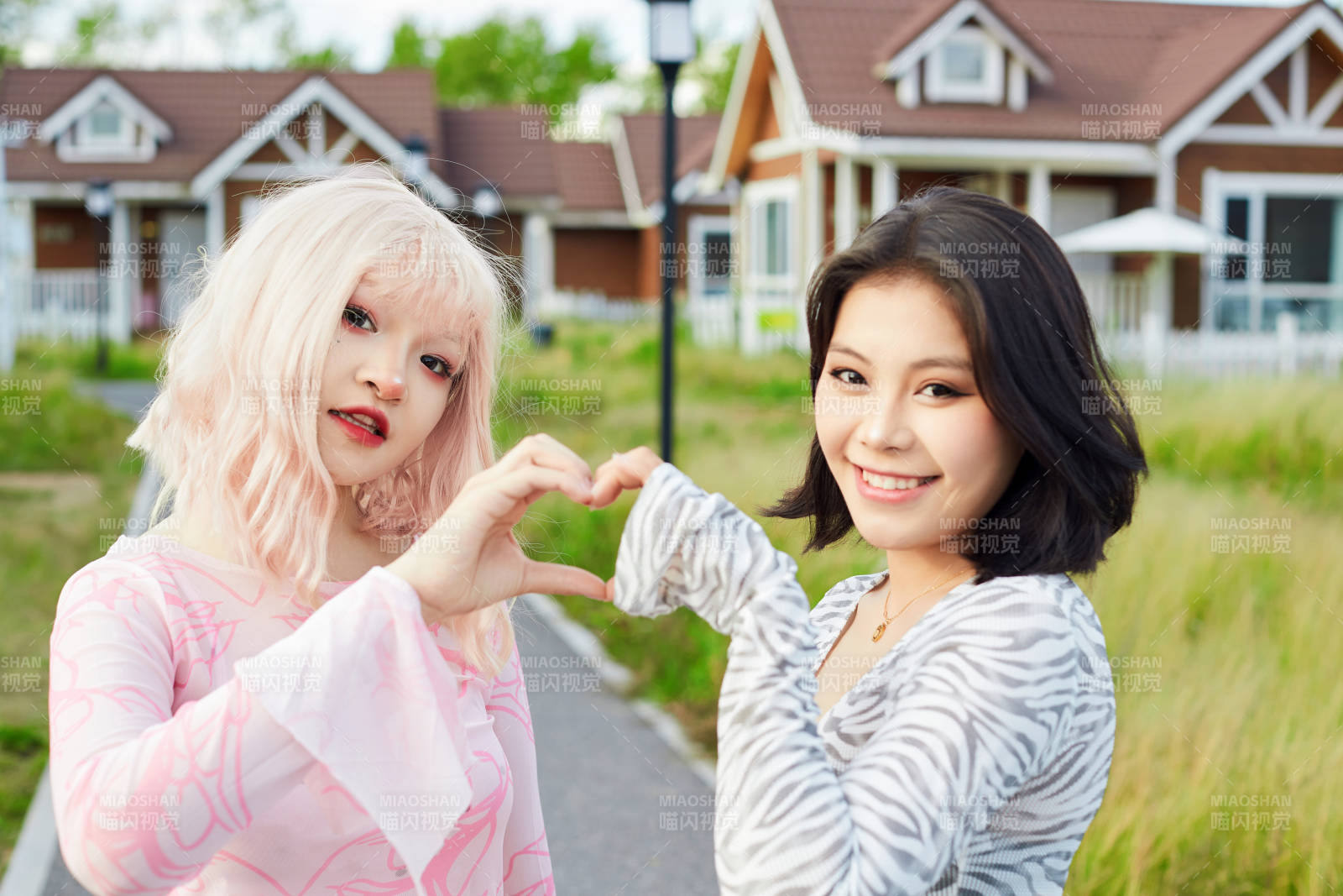 在户外游玩拍照亲密无间的闺蜜