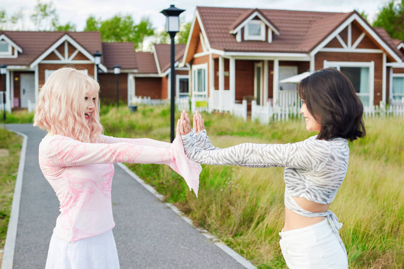 在户外游玩拍照亲密无间的闺蜜