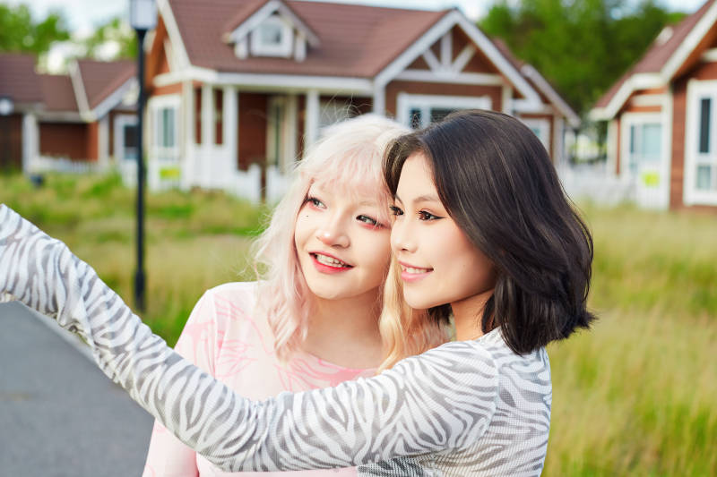 在户外游玩拍照亲密无间的闺蜜