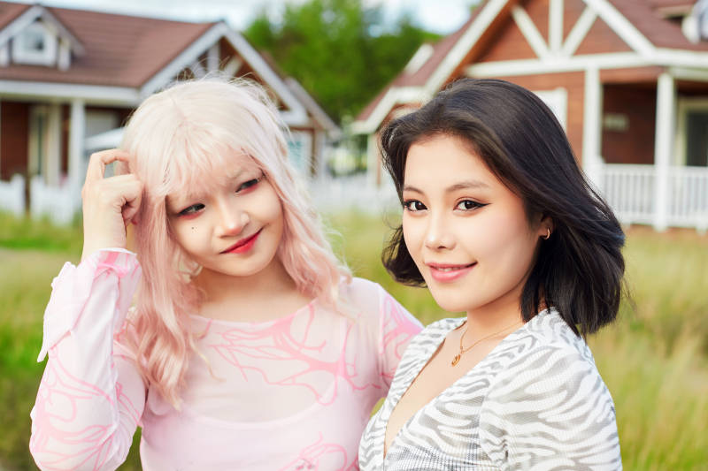 在户外游玩拍照亲密无间的闺蜜