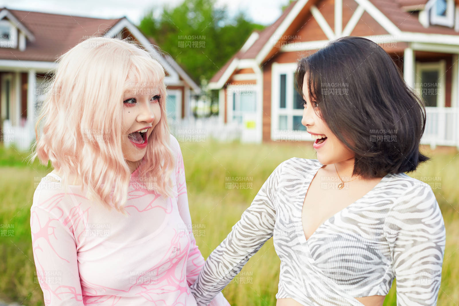 在户外游玩拍照亲密无间的闺蜜