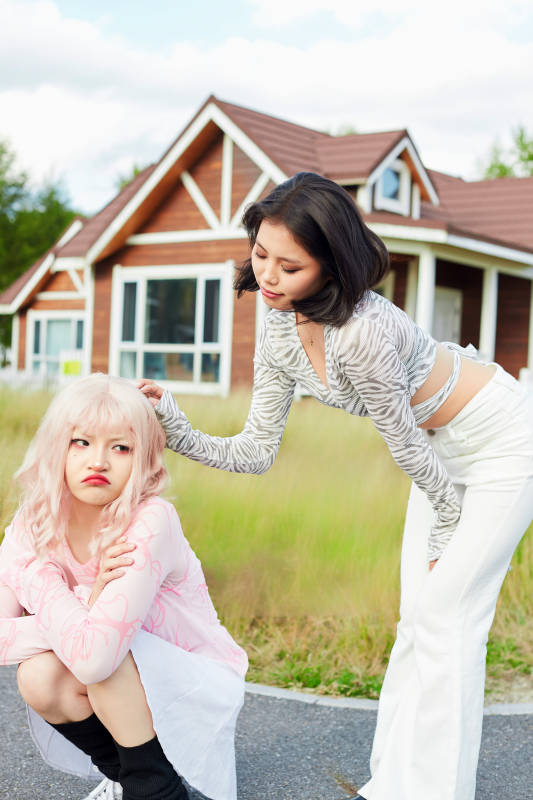 在户外游玩拍照亲密无间的闺蜜