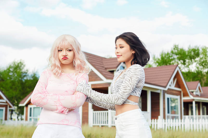 在户外游玩拍照亲密无间的闺蜜