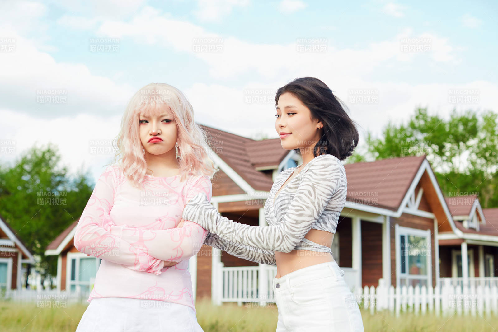 在户外游玩拍照亲密无间的闺蜜