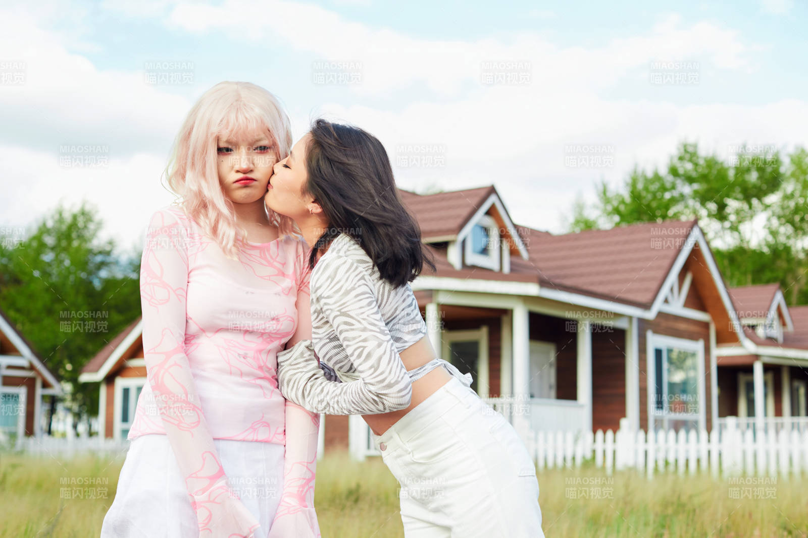 在户外游玩拍照亲密无间的闺蜜