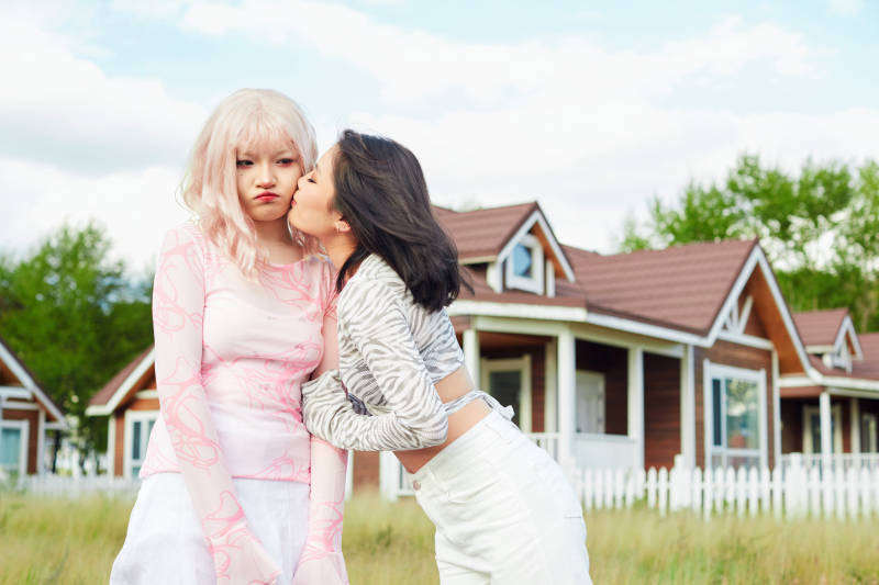 在户外游玩拍照亲密无间的闺蜜