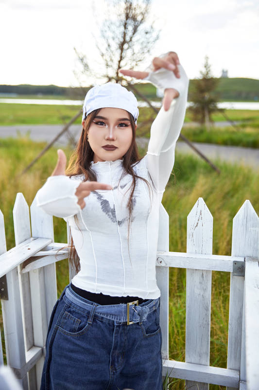 在坝上草原景区旅游拍照的亚洲女性