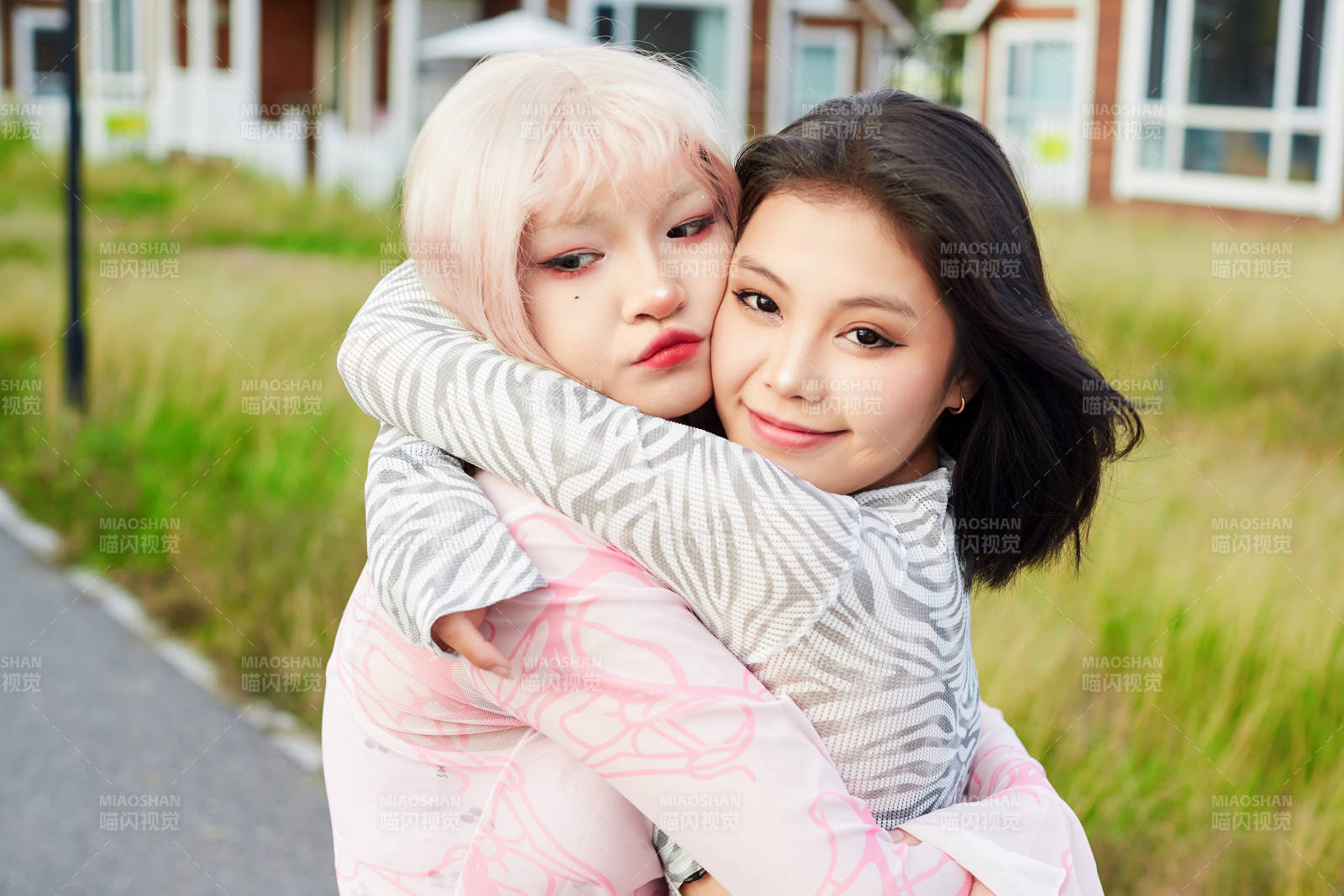 在户外游玩拍照亲密无间的闺蜜