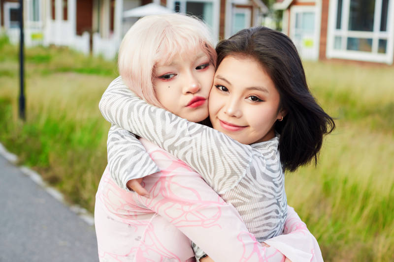 在户外游玩拍照亲密无间的闺蜜