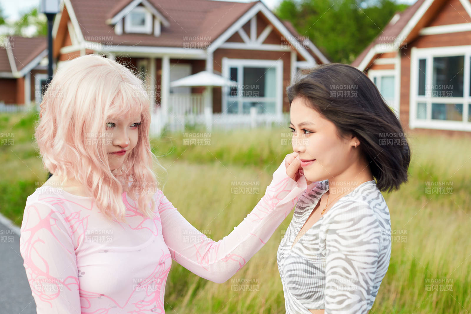 在户外游玩拍照亲密无间的闺蜜