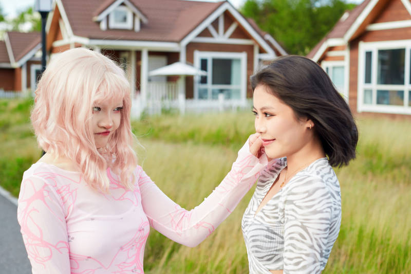 在户外游玩拍照亲密无间的闺蜜