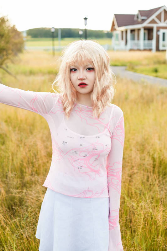 装扮时尚的美丽姑娘在户外