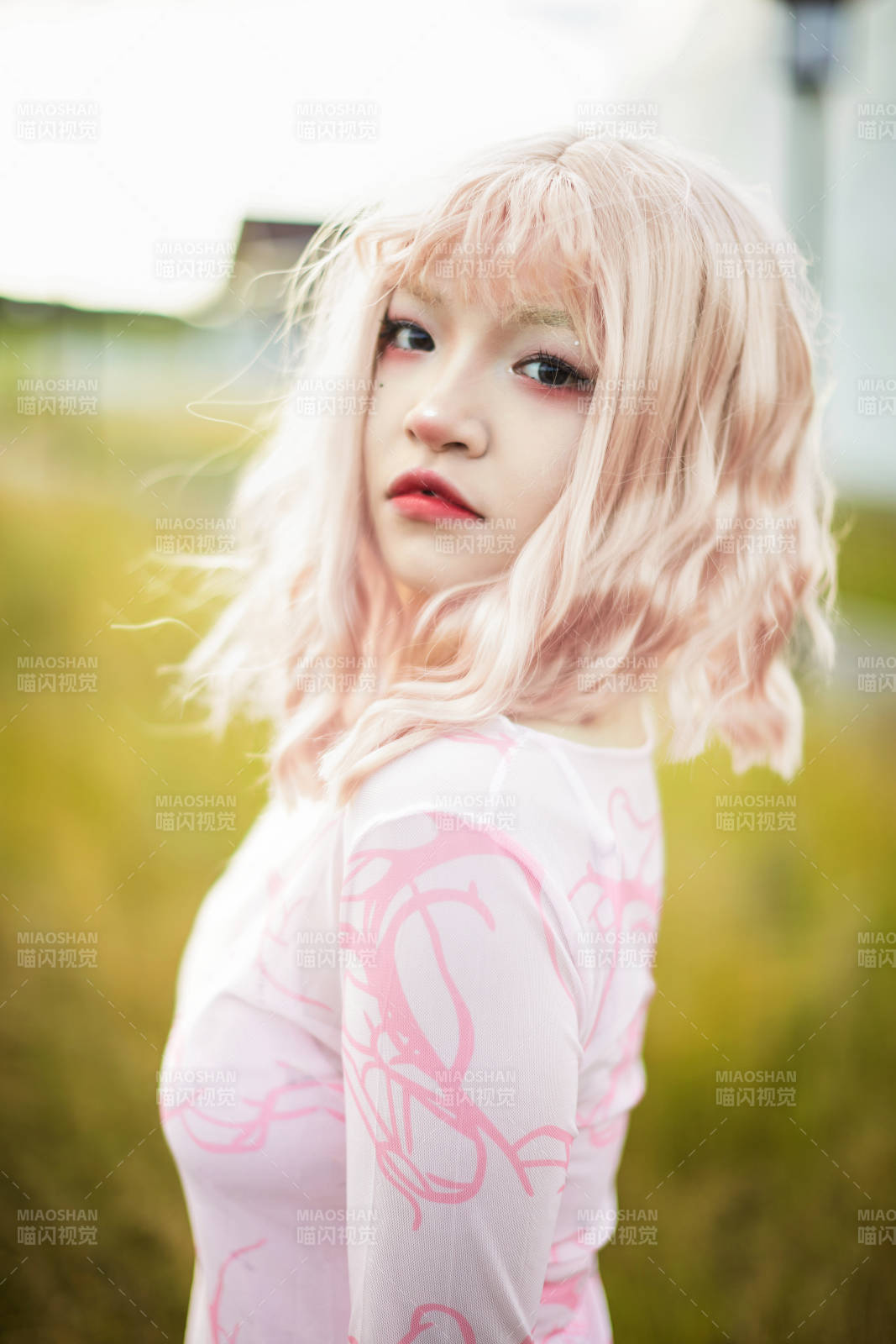 装扮时尚的美丽姑娘在户外