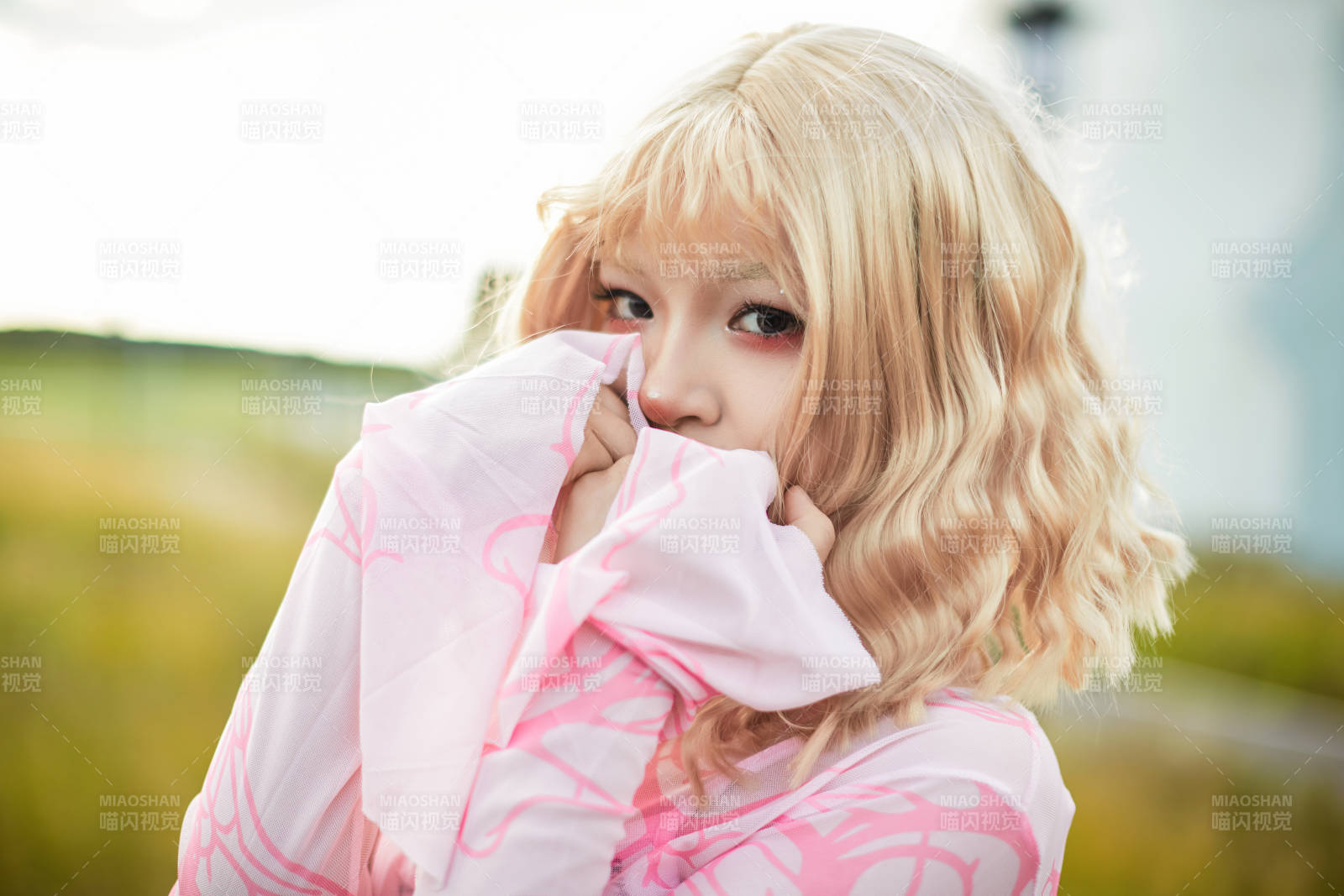 装扮时尚的美丽姑娘在户外