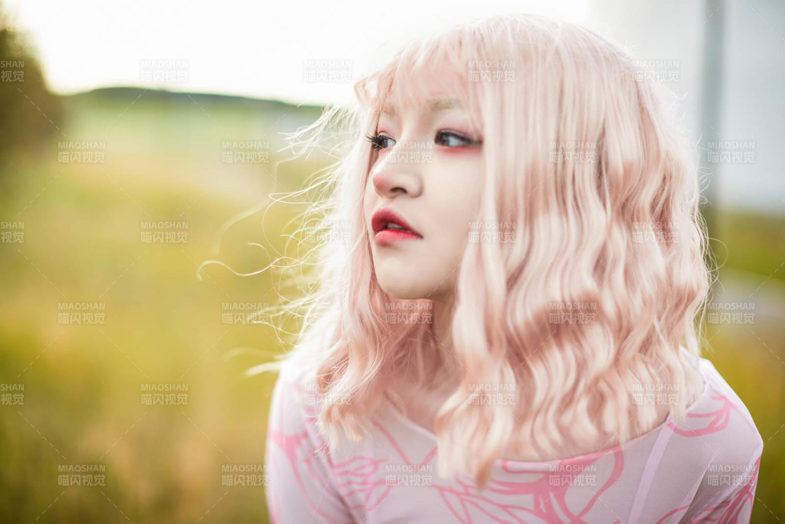 装扮时尚的美丽姑娘在户外