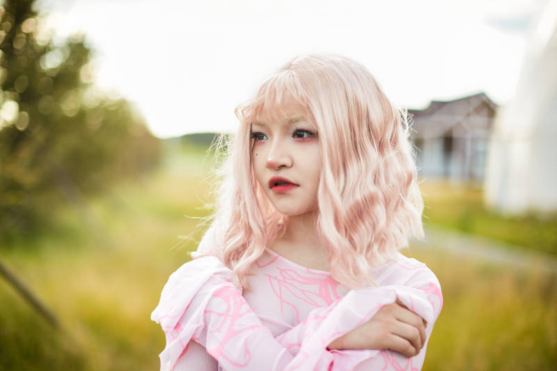 装扮时尚的美丽姑娘在户外