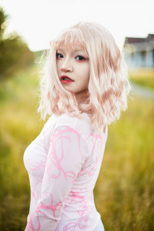 装扮时尚的美丽姑娘在户外