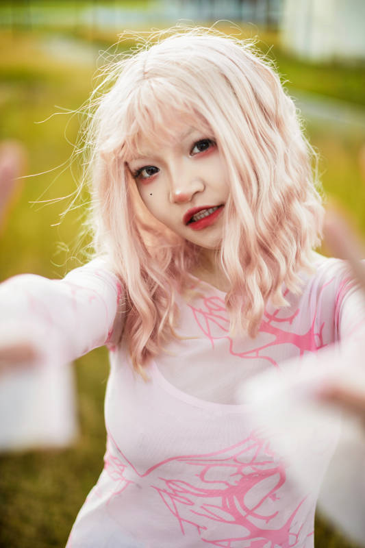 装扮时尚的美丽姑娘在户外