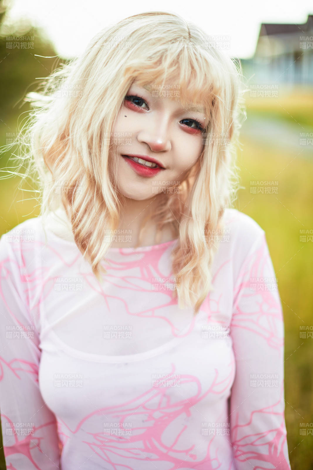 装扮时尚的美丽姑娘在户外