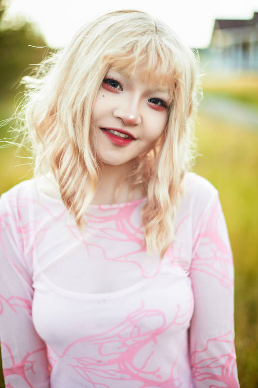 装扮时尚的美丽姑娘在户外