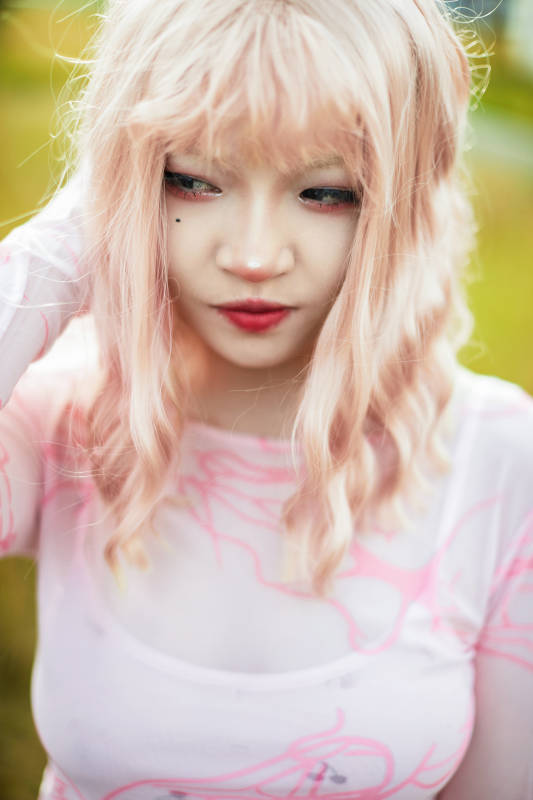 装扮时尚的美丽姑娘在户外