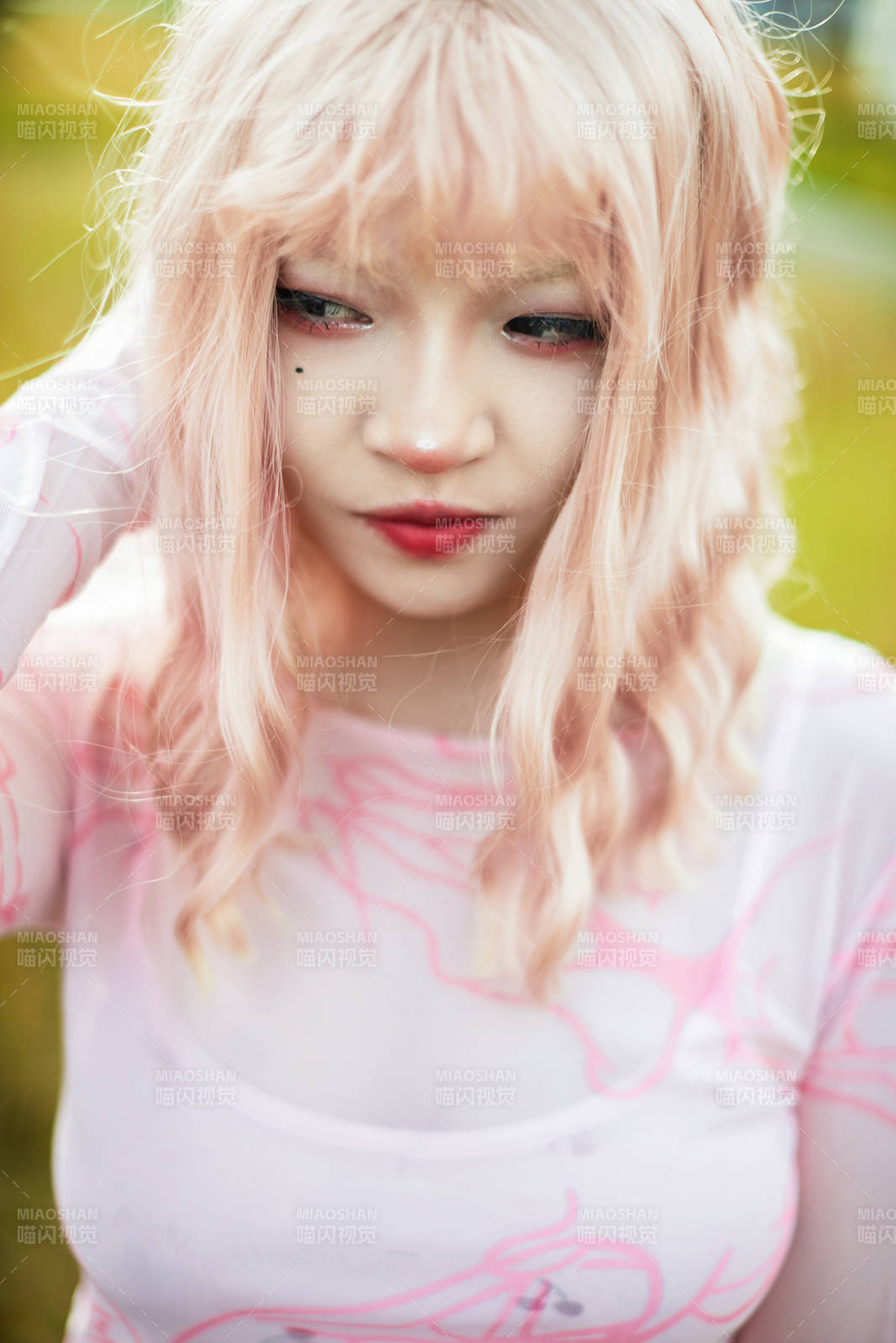 装扮时尚的美丽姑娘在户外