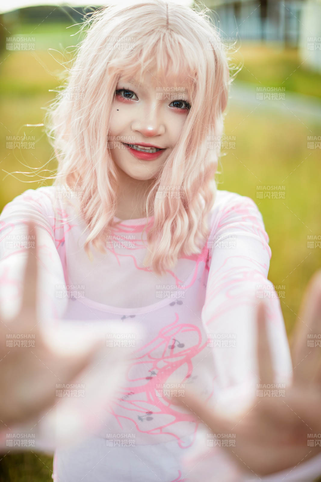 装扮时尚的美丽姑娘在户外