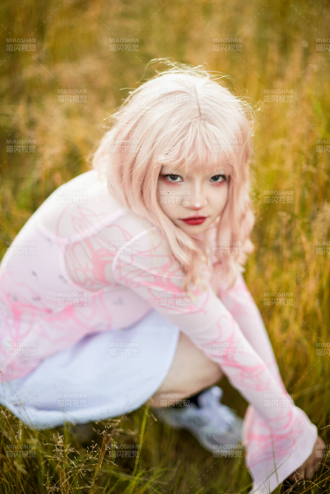 装扮时尚的美丽姑娘在户外