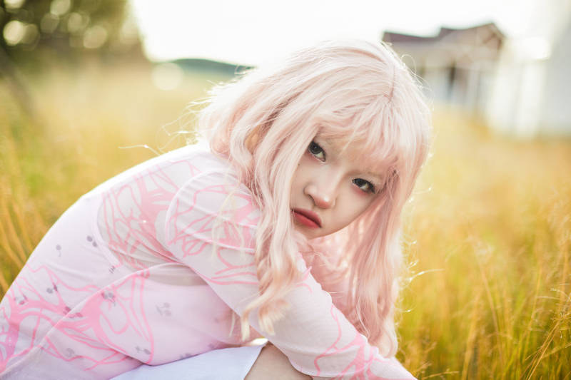 装扮时尚的美丽姑娘在户外