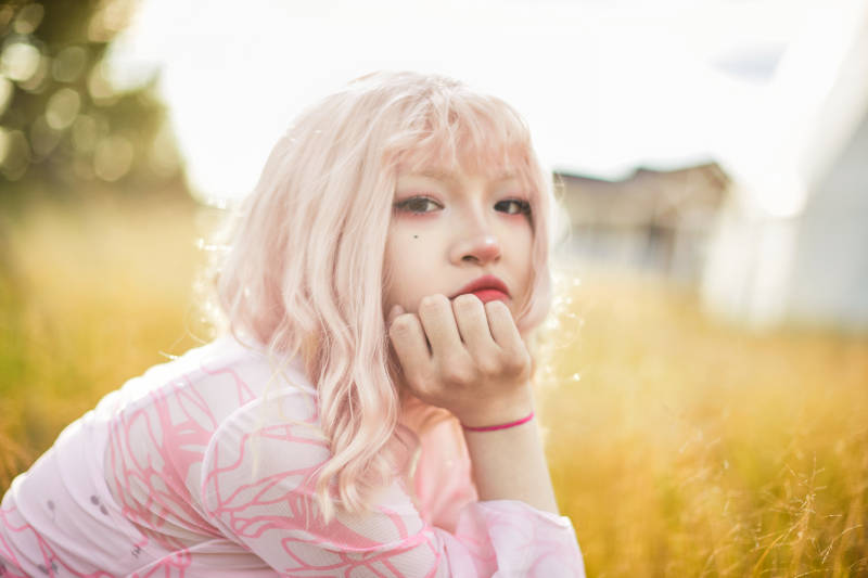 装扮时尚的美丽姑娘在户外