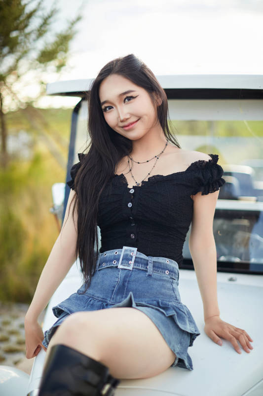 在旅游观光车上拍照的亚洲美女