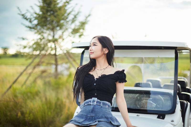 在旅游观光车上拍照的亚洲美女