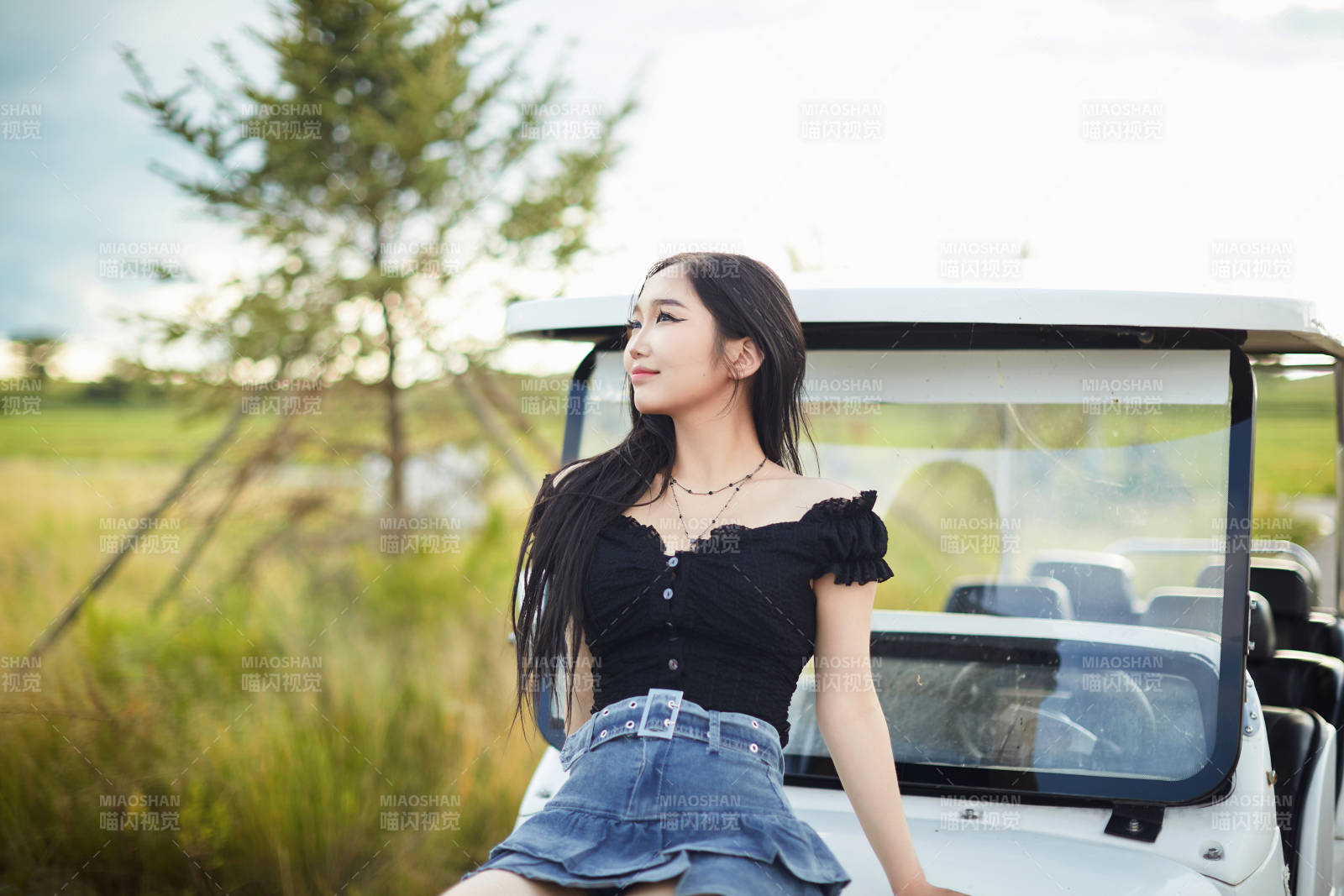 在旅游觀光車上拍照的亞洲美女