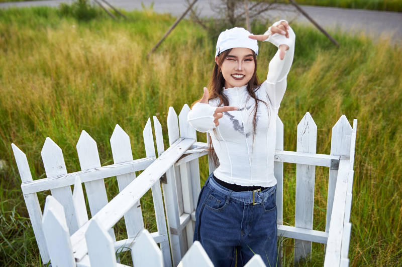 在坝上草原景区旅游拍照的亚洲女性