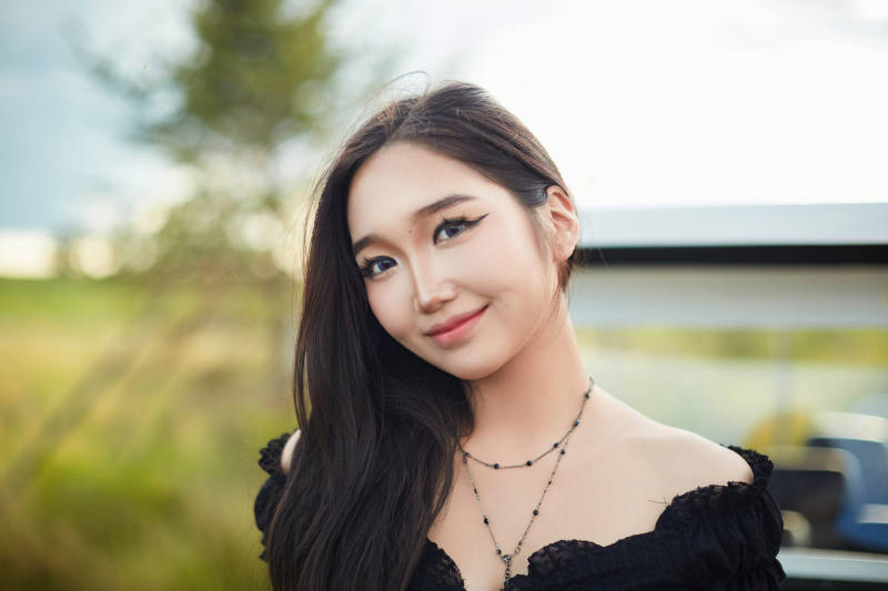 在旅游观光车上拍照的亚洲美女