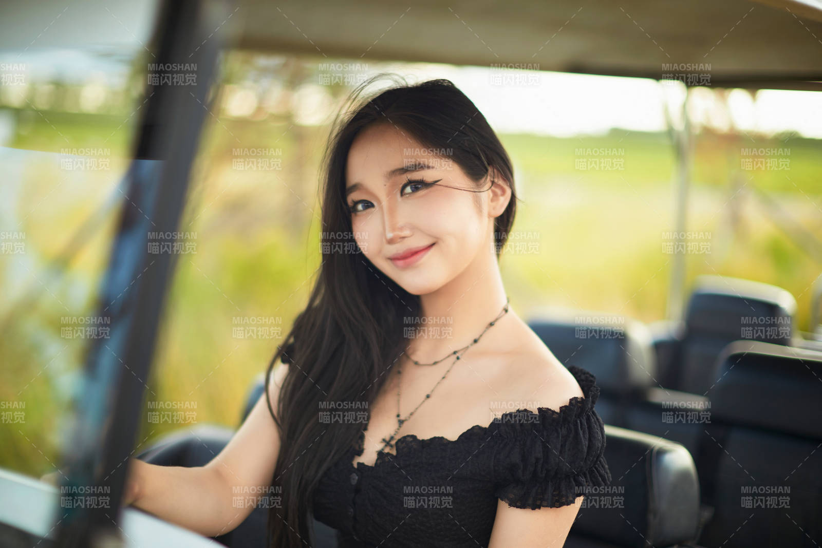 在旅游观光车上拍照的亚洲美女