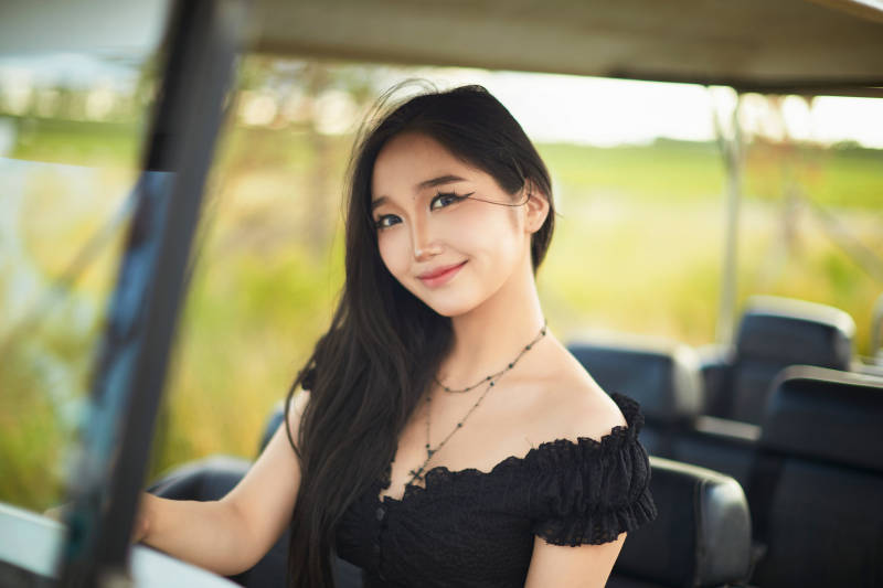 在旅游观光车上拍照的亚洲美女