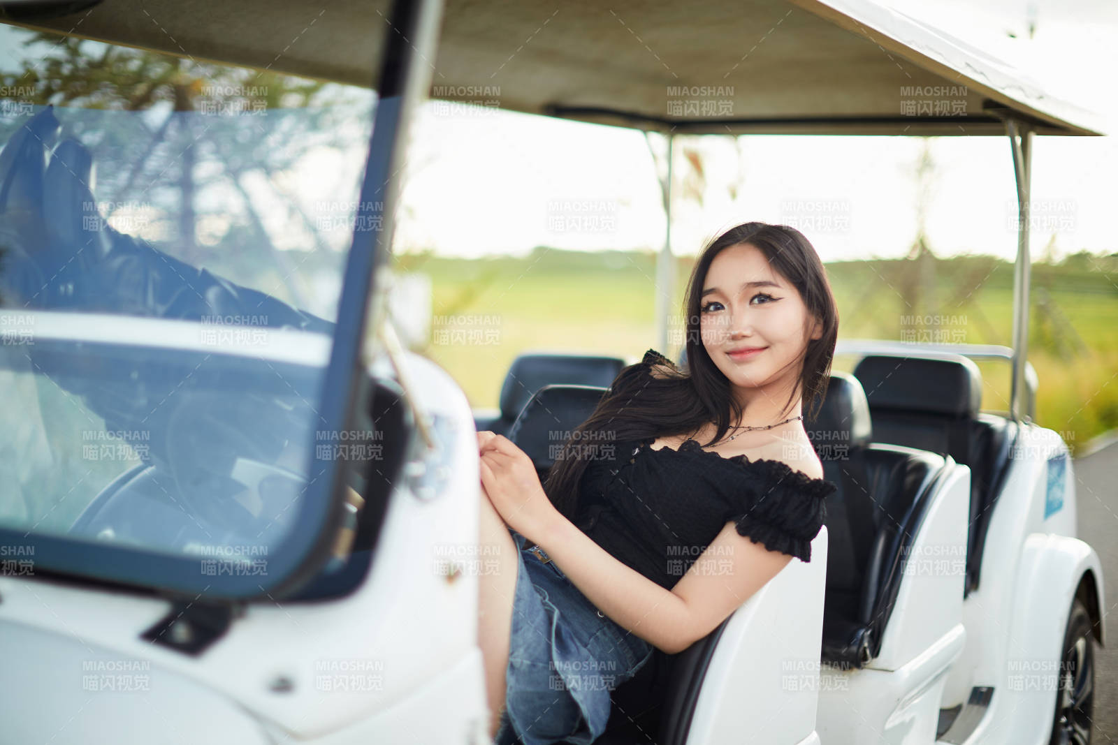 在旅游观光车上拍照的亚洲美女