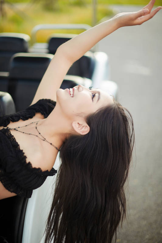 在旅游观光车上拍照的亚洲美女