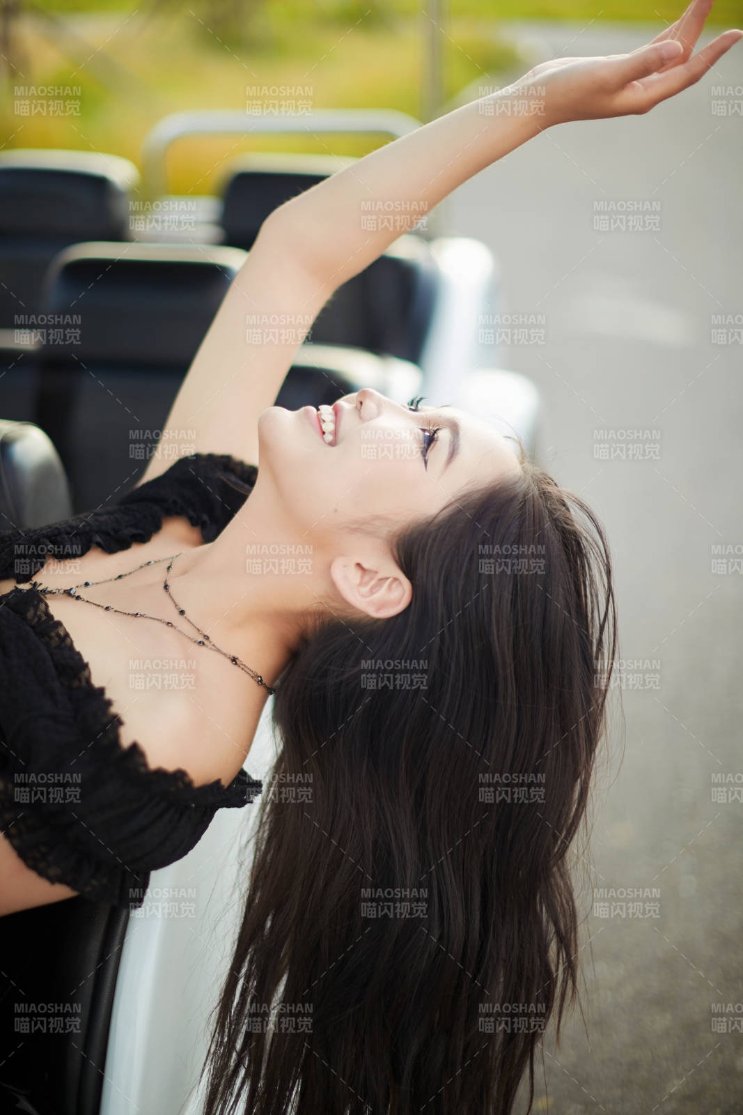 在旅游觀光車上拍照的亞洲美女