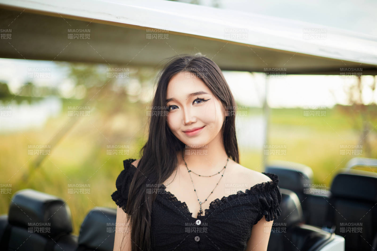 在旅游观光车上拍照的亚洲美女