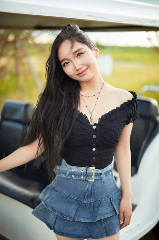 在旅游观光车上拍照的亚洲美女