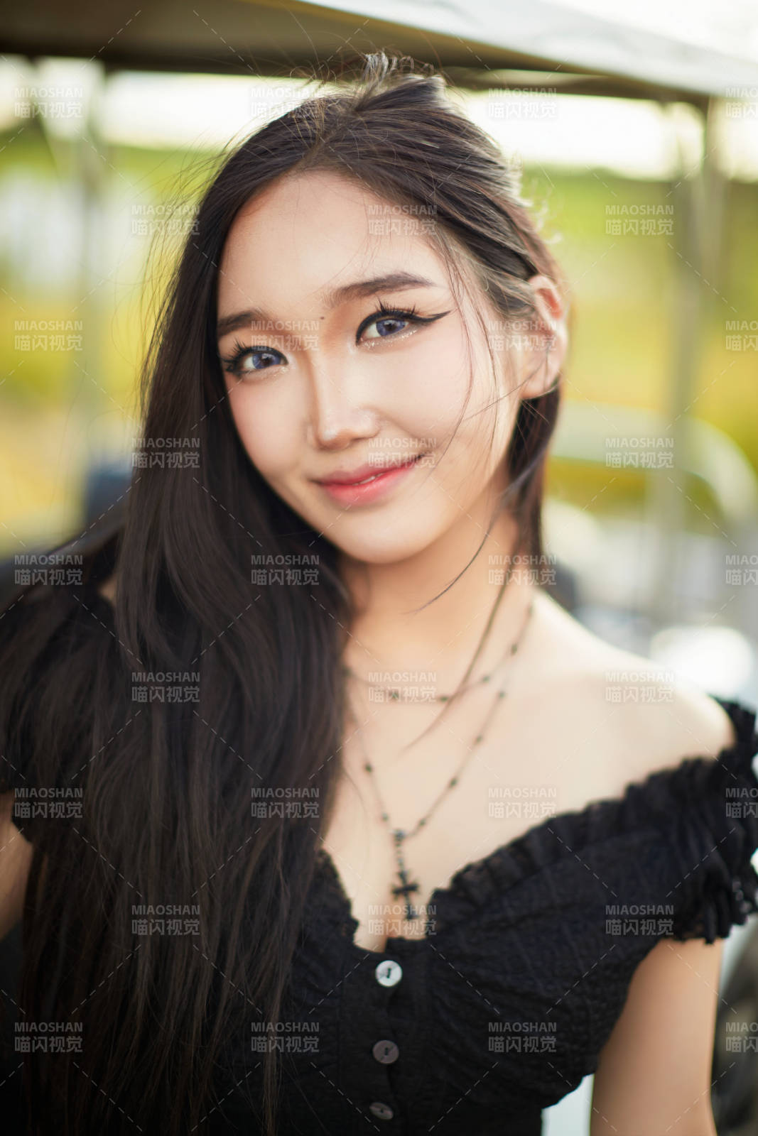 在旅游观光车上拍照的亚洲美女